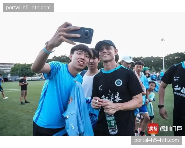 深圳新鹏城举办首次球迷开放日，逾千名球迷到场